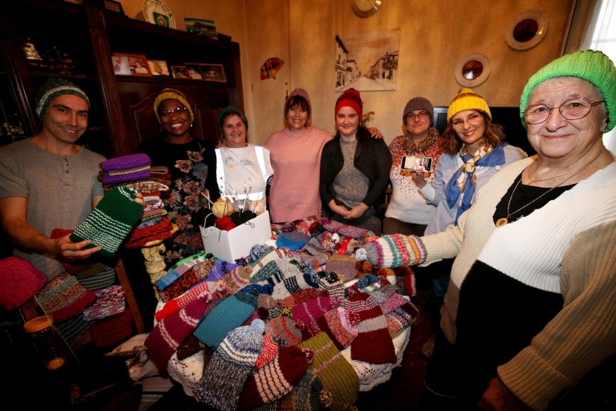 Hyères : Faites don de laine à Mamie Bonnet, elle tricote pour les SDF