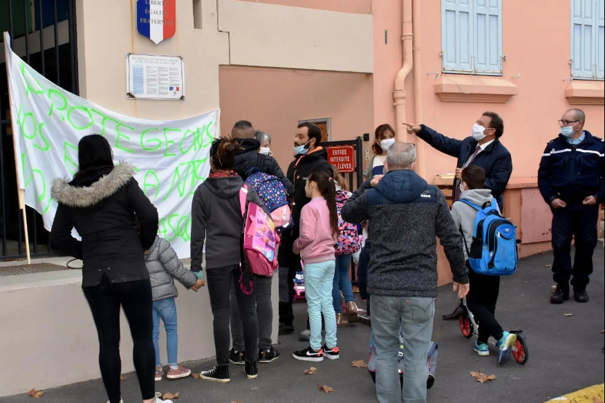 Mécontent du masque obligatoire à l'école, il cadenasse le portail le jour de la rentrée