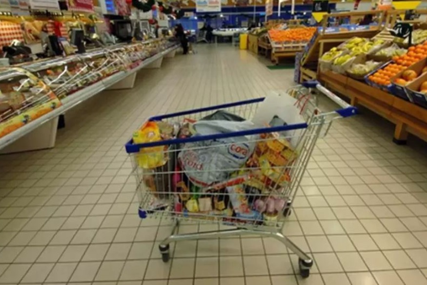 Avec l'inflation, les Français ont moins acheté à manger en mars, selon l'Insee