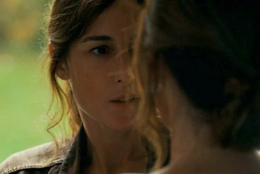 Juliette Armanet aux côtés de Camille Cottin dans “Les enfants vont bien”